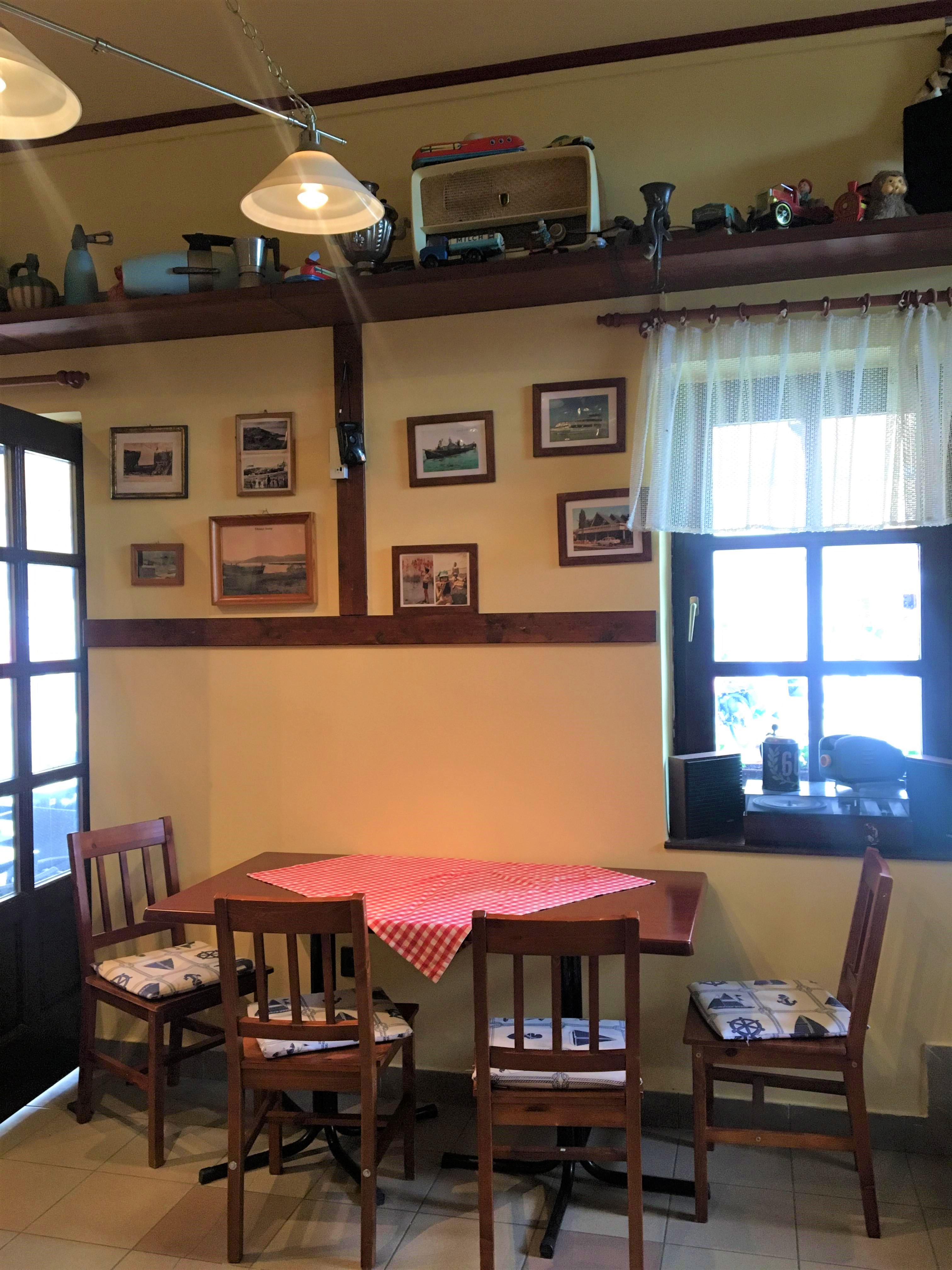 Tihany Retro Pizzéria a belvárosban található, ahonnan az apátságra is rálátunk Tihany Retro Pizzéria ahol pizzát, hamburgert, salátát és egyéb finomságokat kaphatunk