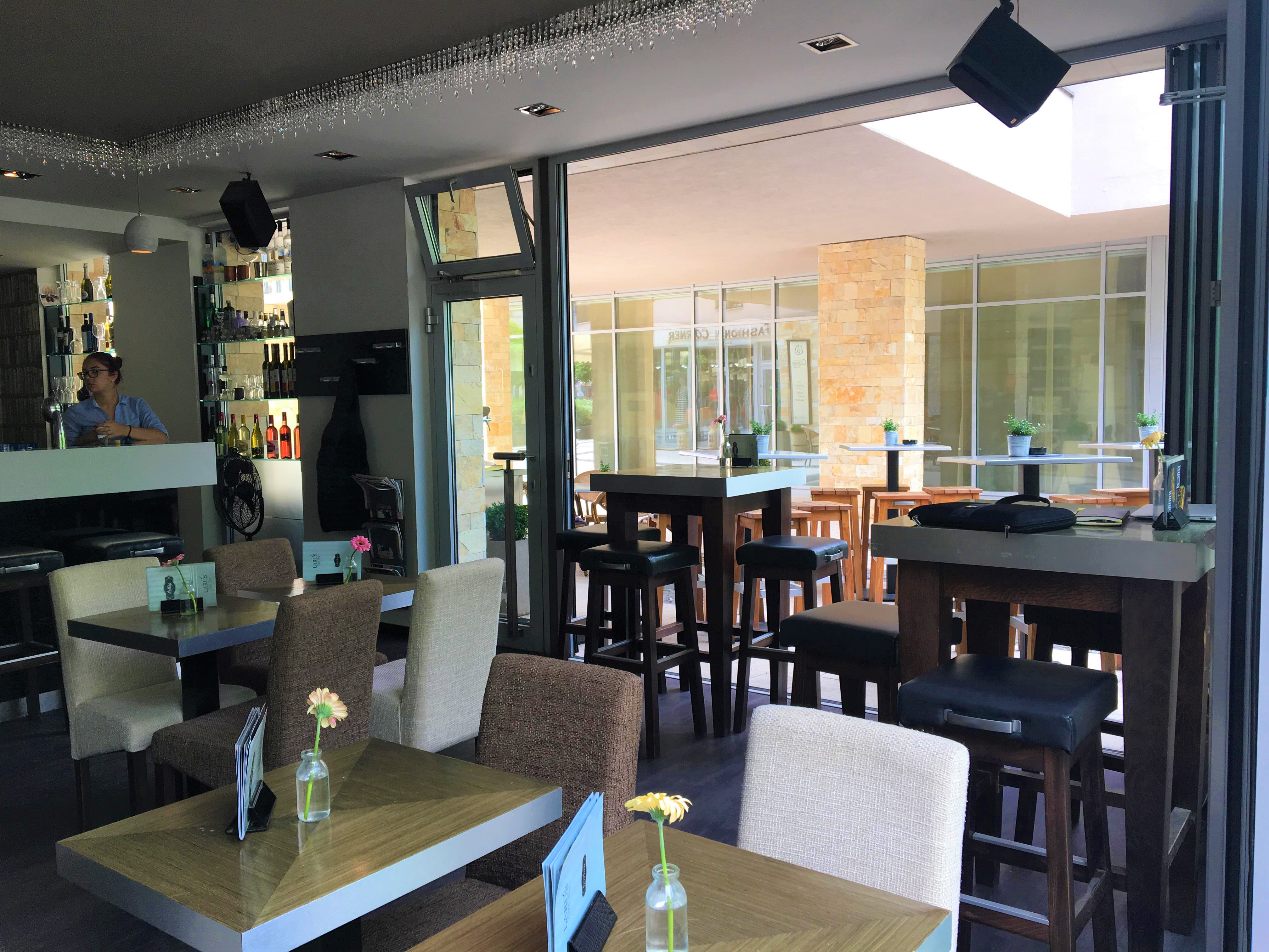 A Larus Cafe Bar Balatonfüredi part melletti sétányán található meg, ahol reggelizni, koktélozni, de kávézni is betérhetünk