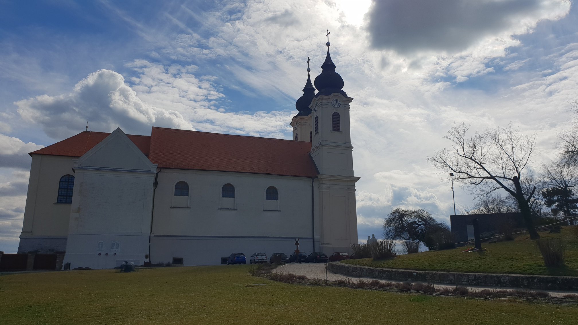 A Tihanyi Bencés Apátság magasodó épülete tavasszal A varázslatos Tihanyi Bencés Apátság