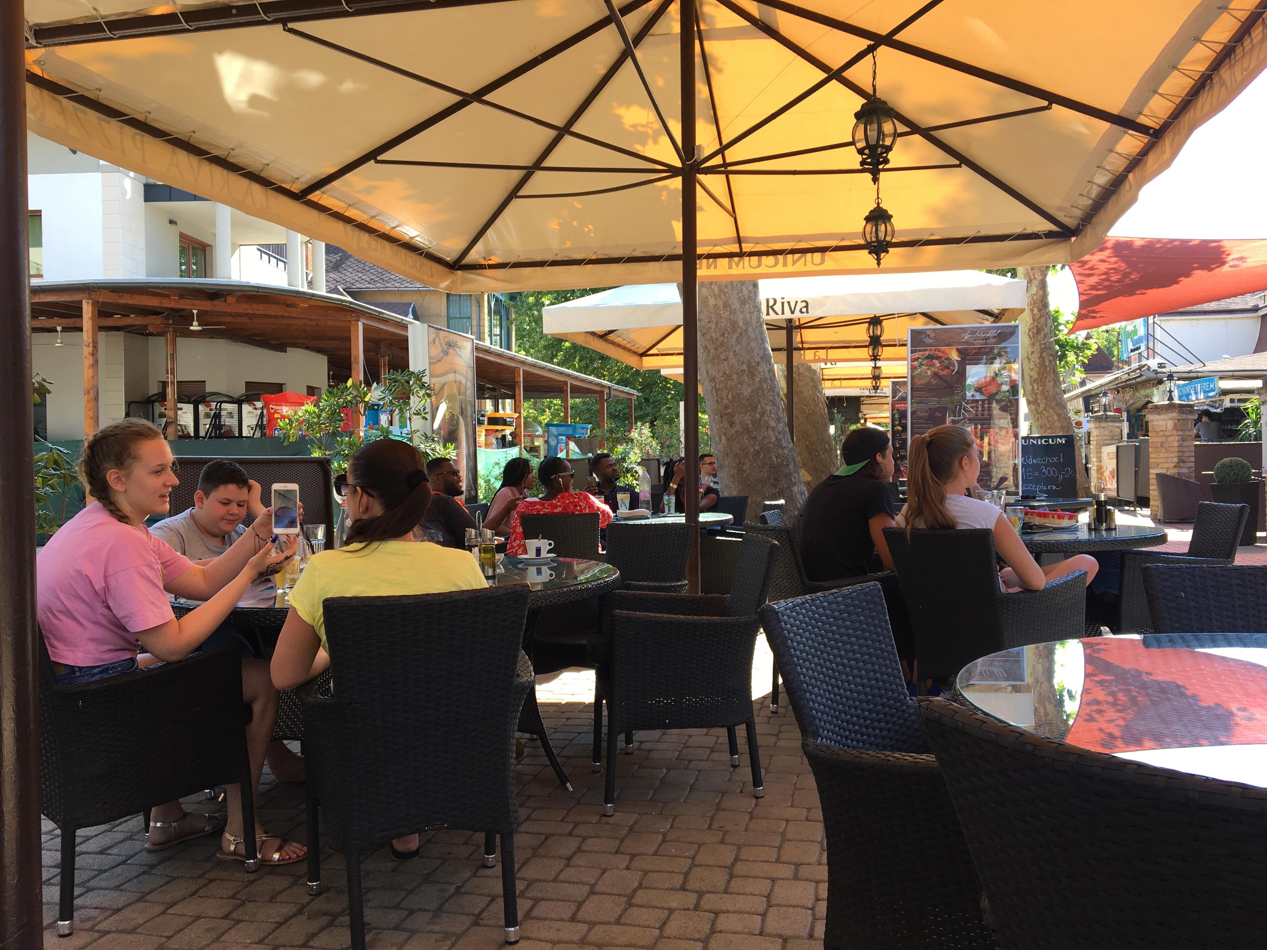A La Riva Pizzériában olasz különlegességeket kaphatunk La Riva Hotel & Pizzéria Siófok