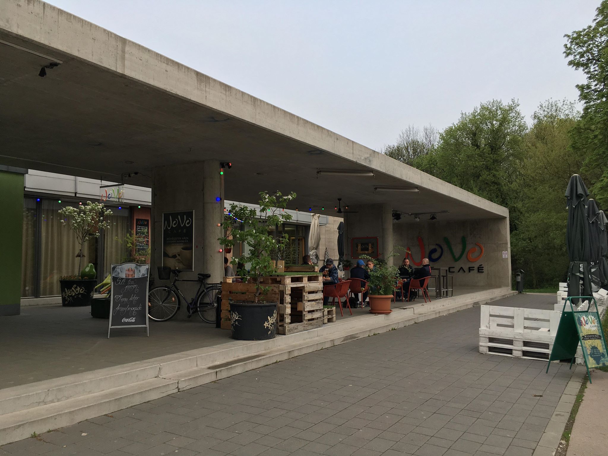 Novo Café, kávézó Gödöllőn Novo Café a Művészetek Háza épületében, Gödöllőn