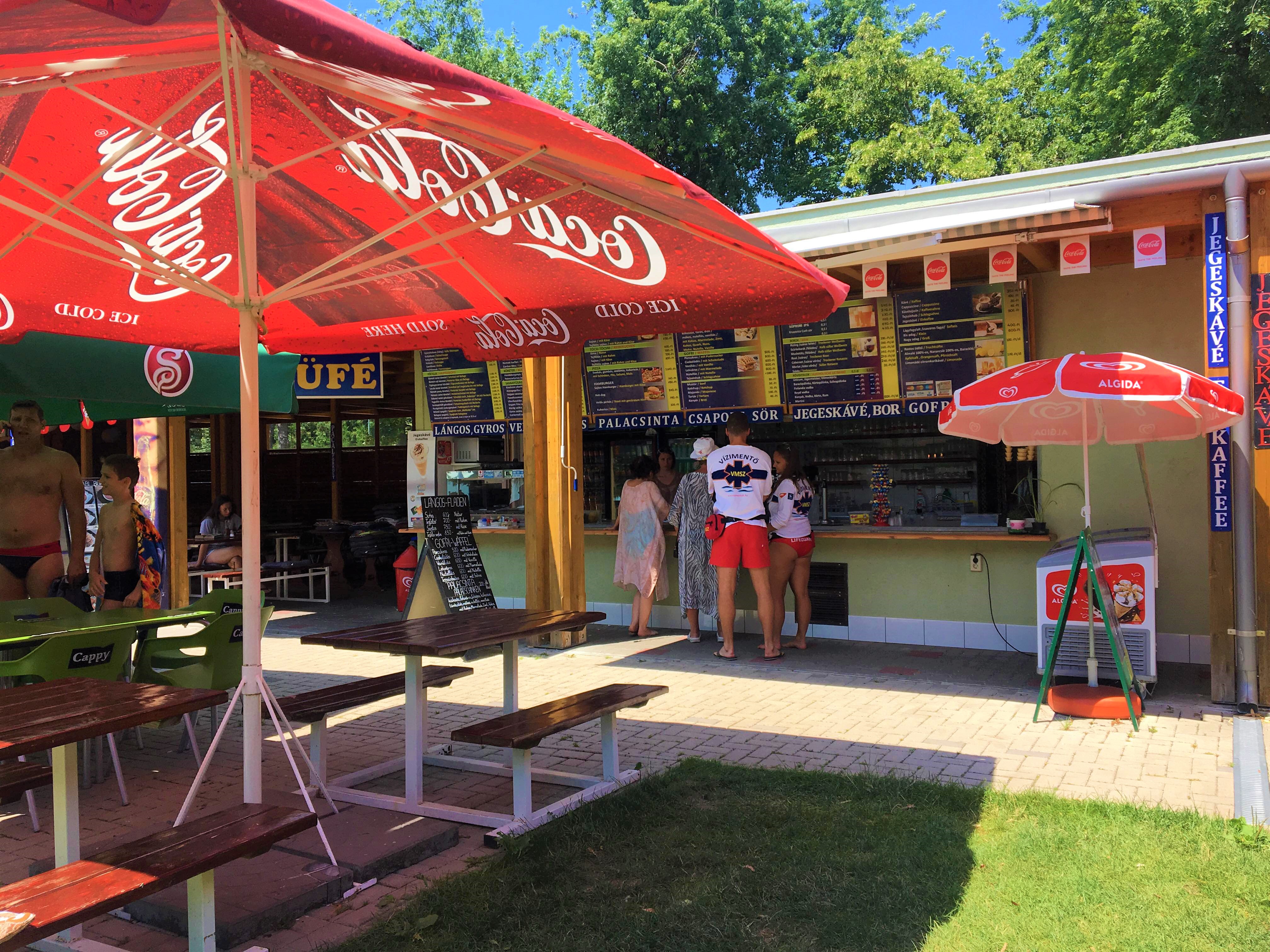 Balatonfüredi Kisfaludy strand egyik büféje a Gabi Büfé, ahol nagyon finom lángost kaphatunk 