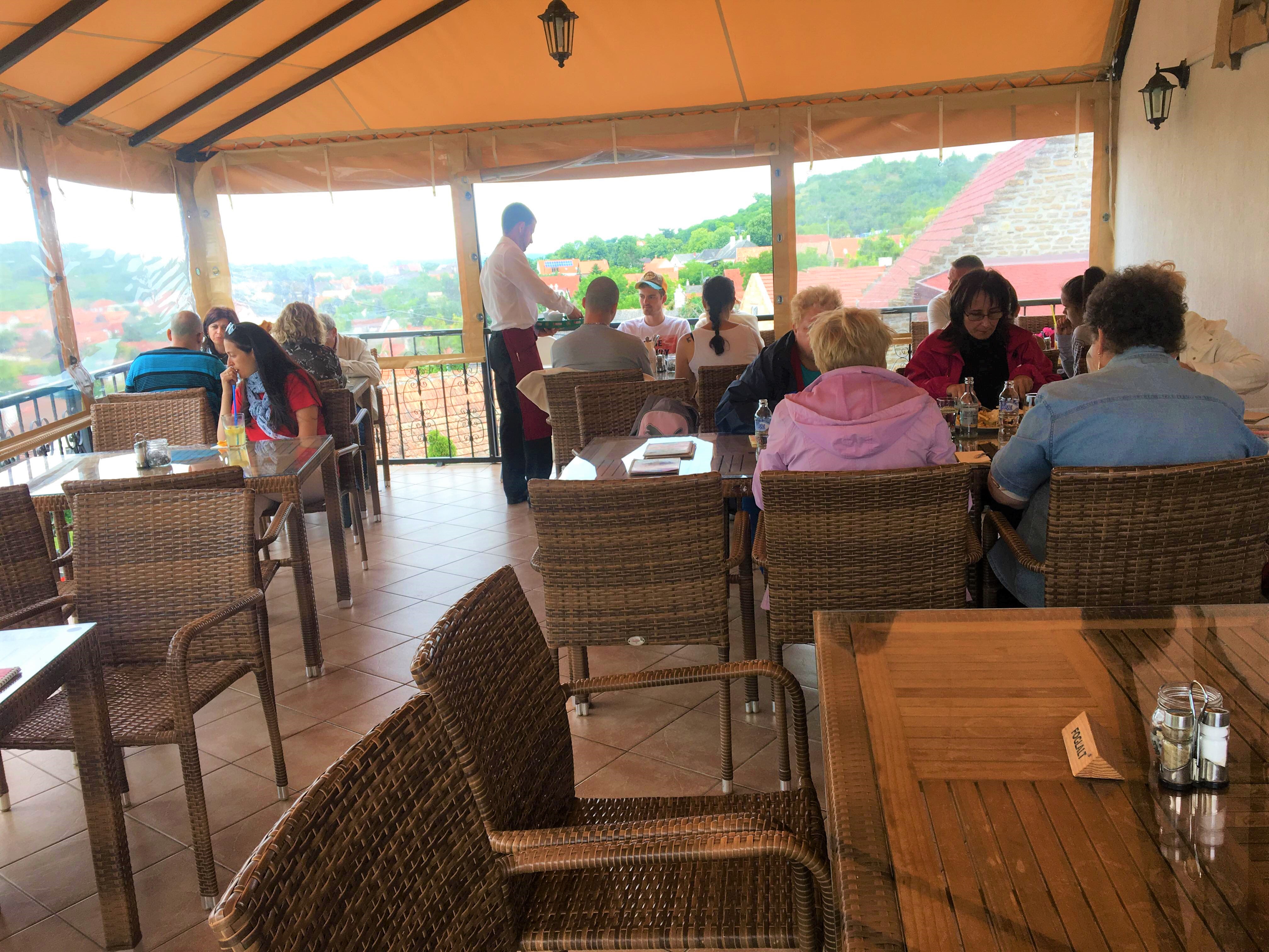 Tihany Retro Pizzéria a belvárosban található, ahonnan az apátságra is rálátunk Tihany Retro Pizzéria ahol pizzát, hamburgert, salátát és egyéb finomságokat kaphatunk