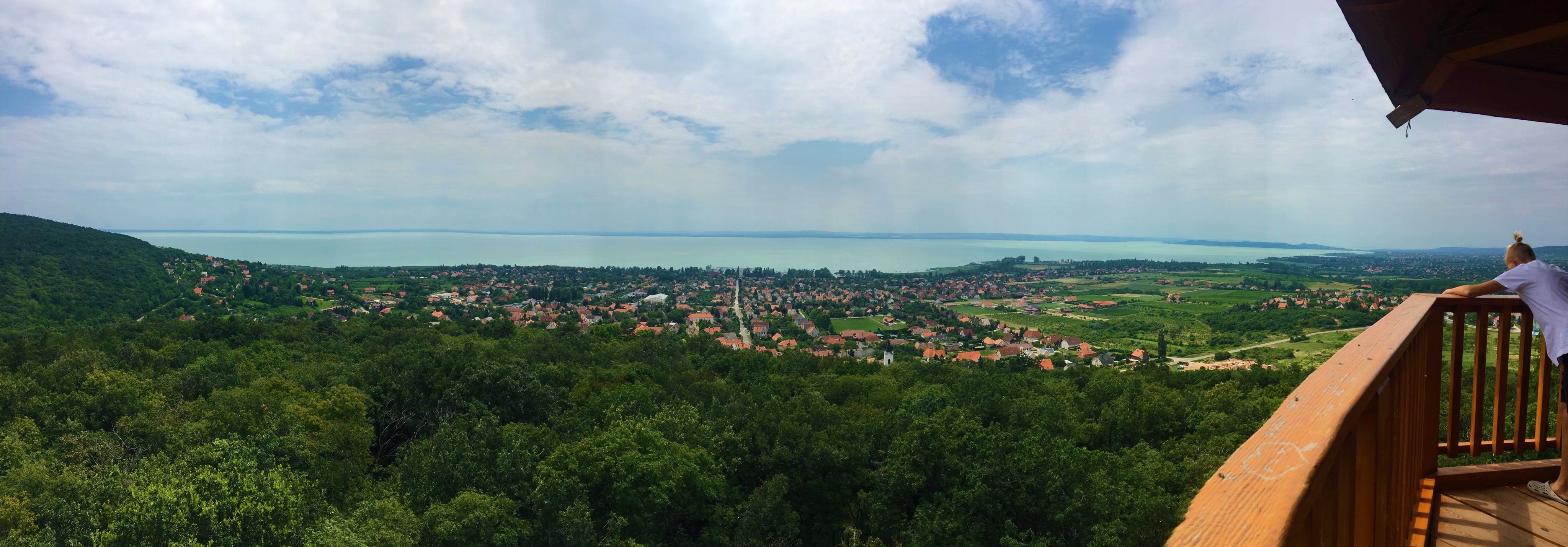 Panorámakép a Somlyó-hegyi kilátó tetejéről, ami remek kikapcsolódást nyújt