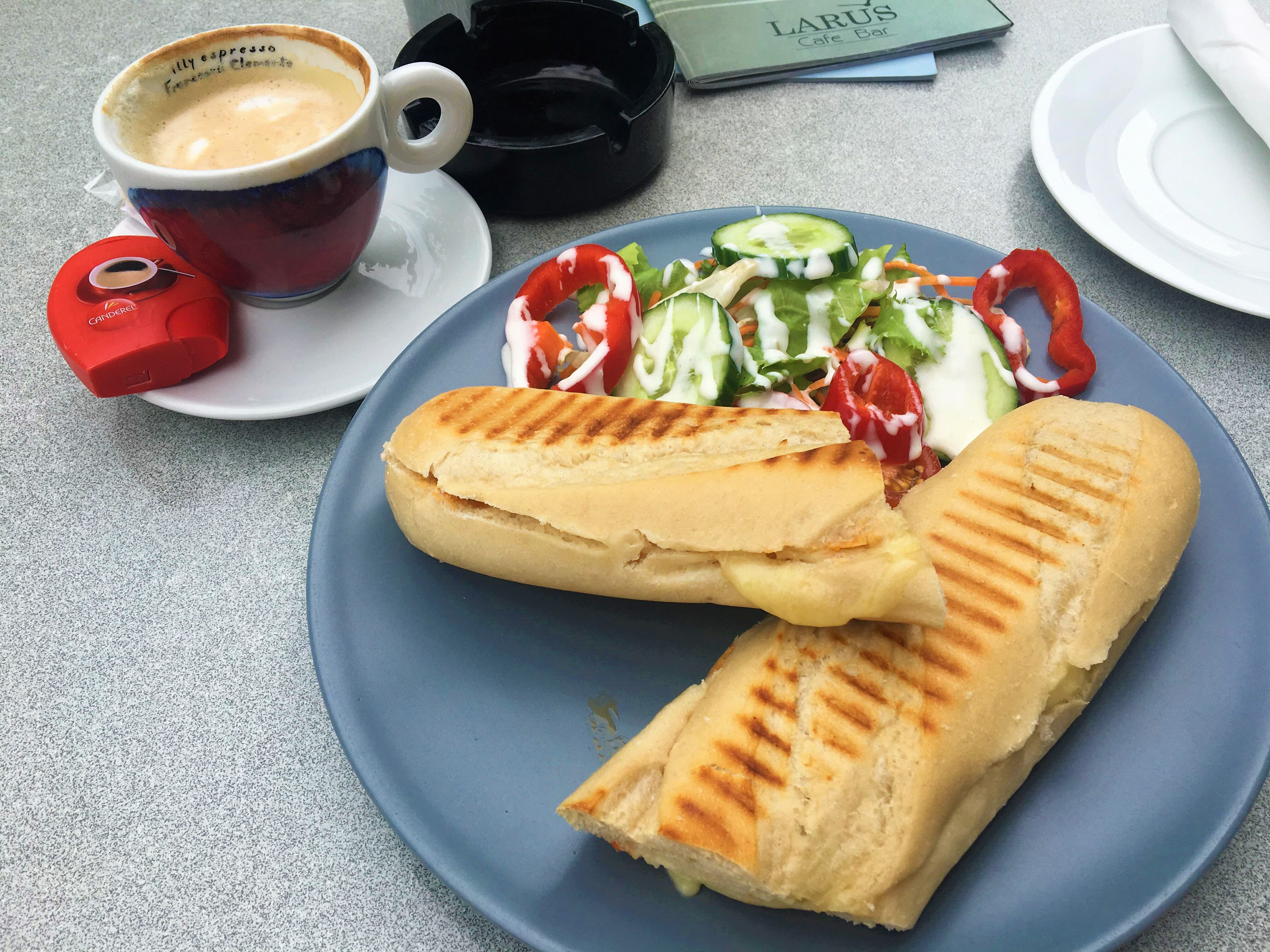 Larus Cafe Bar pannini kínálata reggelizőhelyként