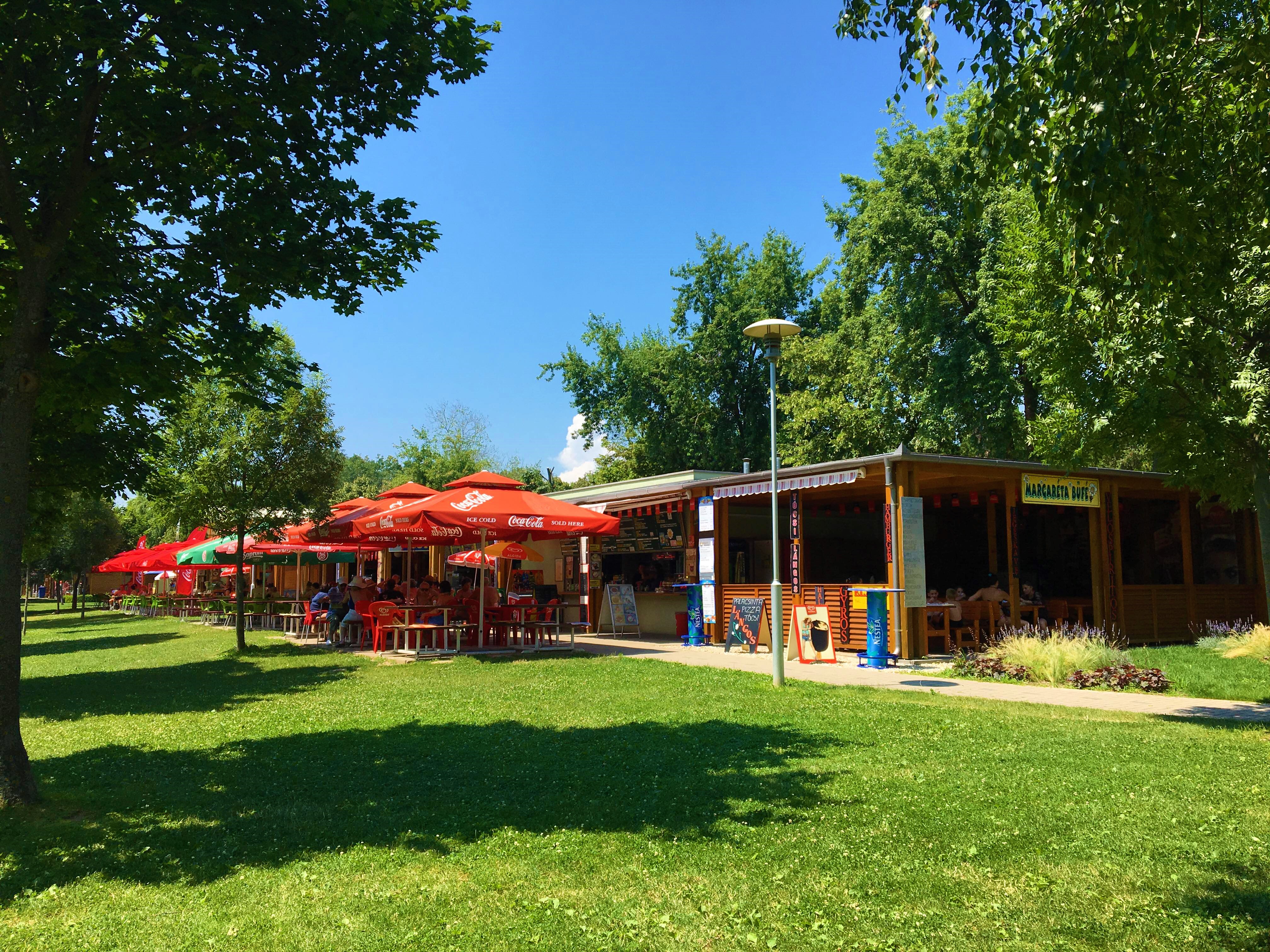 A balatonfüredi  Kisfaludy strand büfésora 