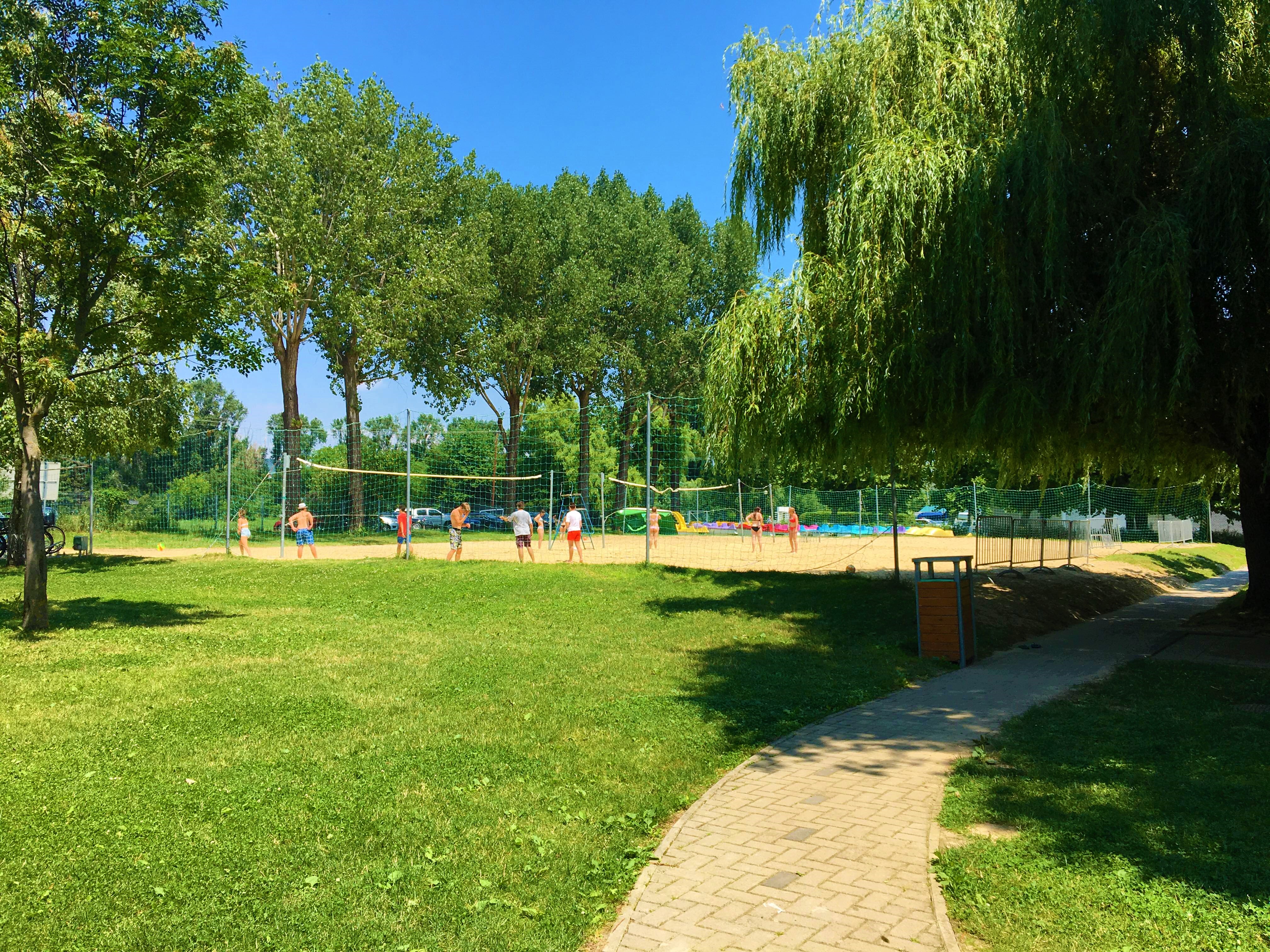 A Kisfaludy strand Balatonfüreden gyönyörű környezetben remek kikapcsolódás