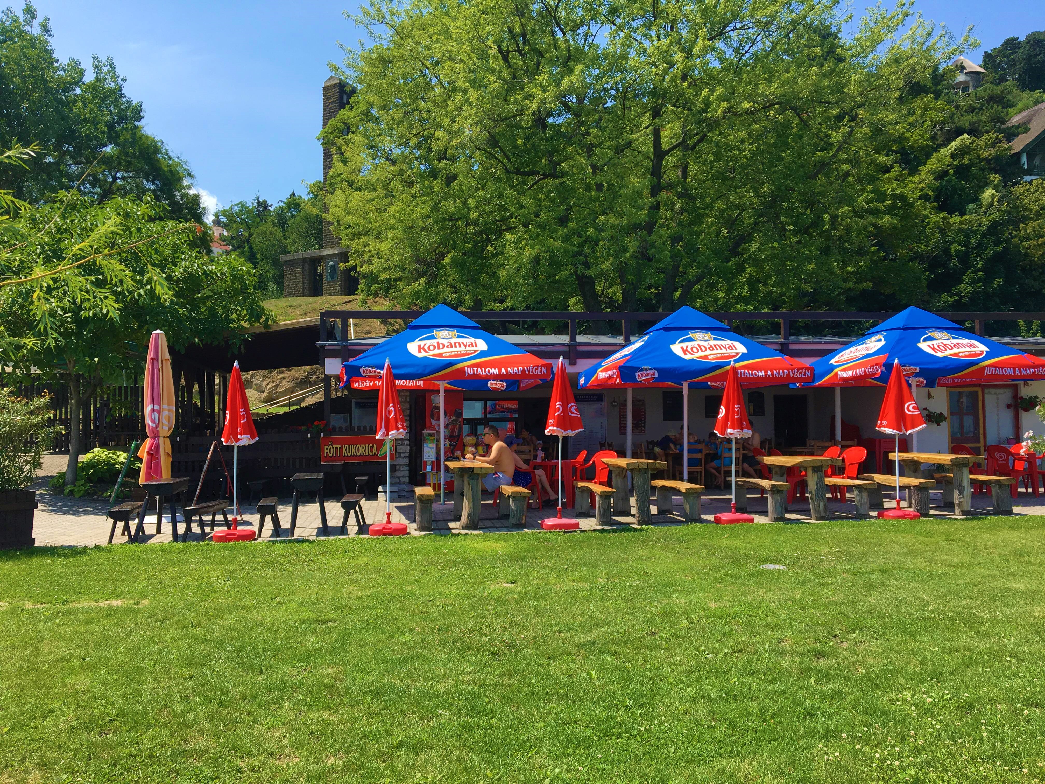 Katamarán Étterem Tihanyban található a Napsugár Beachen 