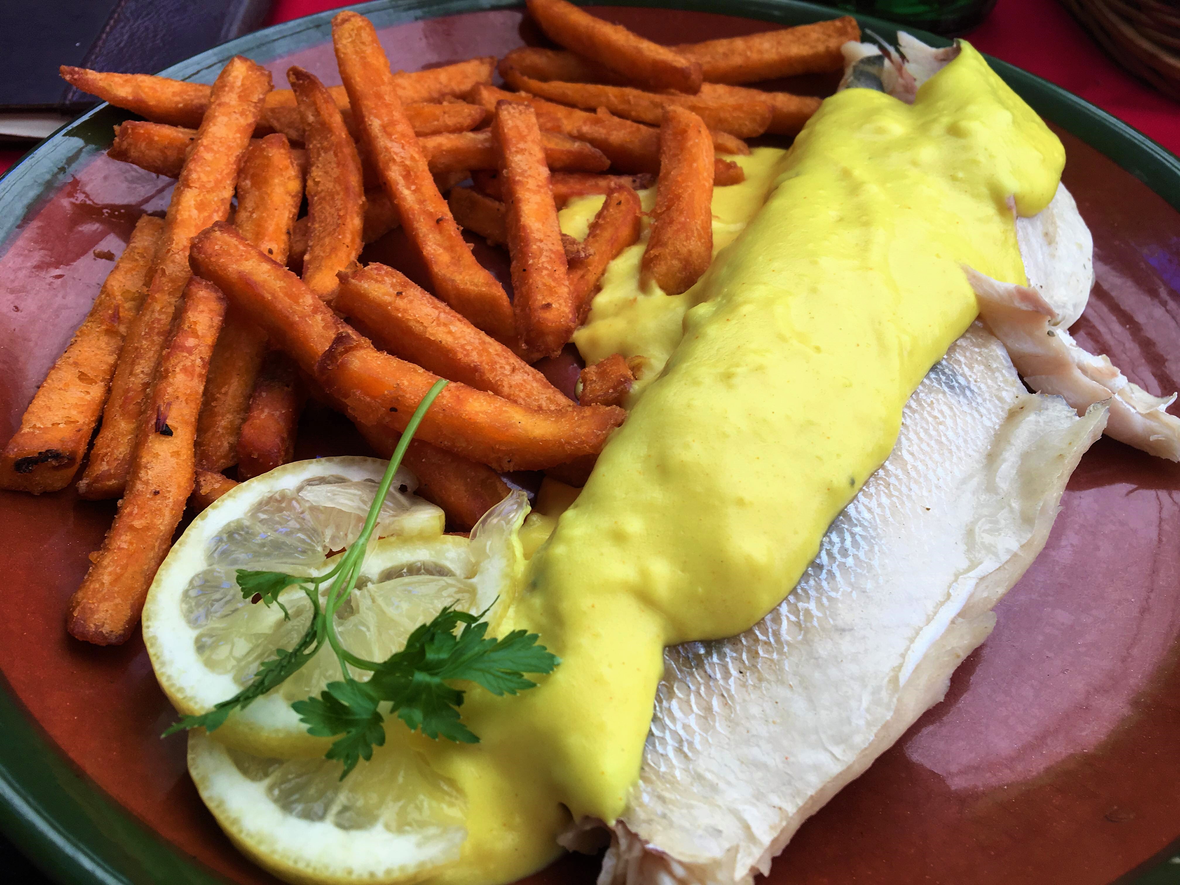 Fogas filé citrommártással és sült édesburgonyával a Tűzkert Étteremben