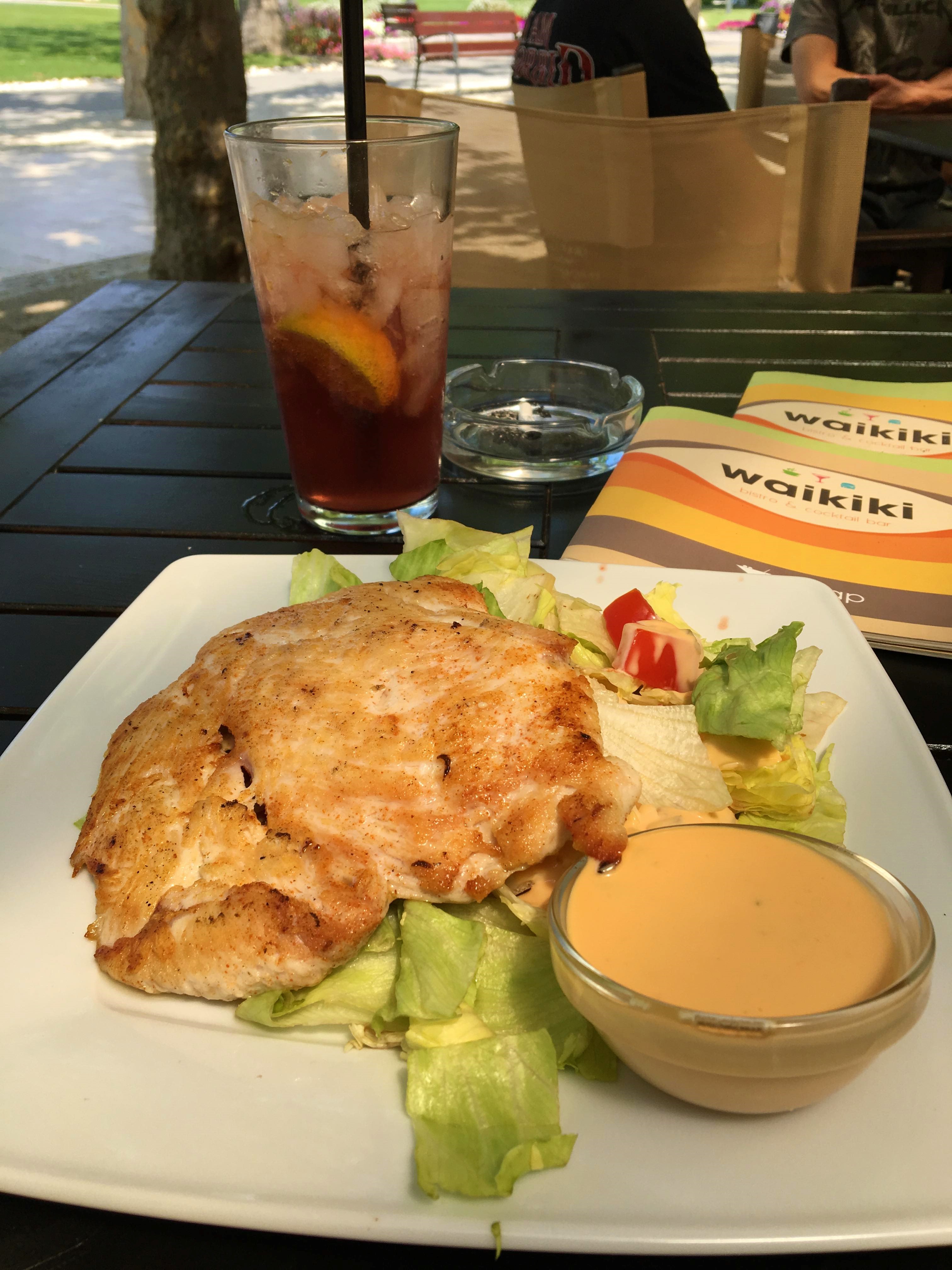 Grill csirkemell salátával a Waikikiben